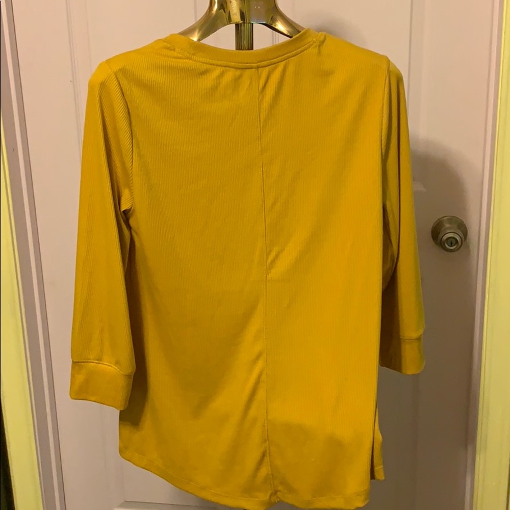Gold pull over - Picture 2 of 2